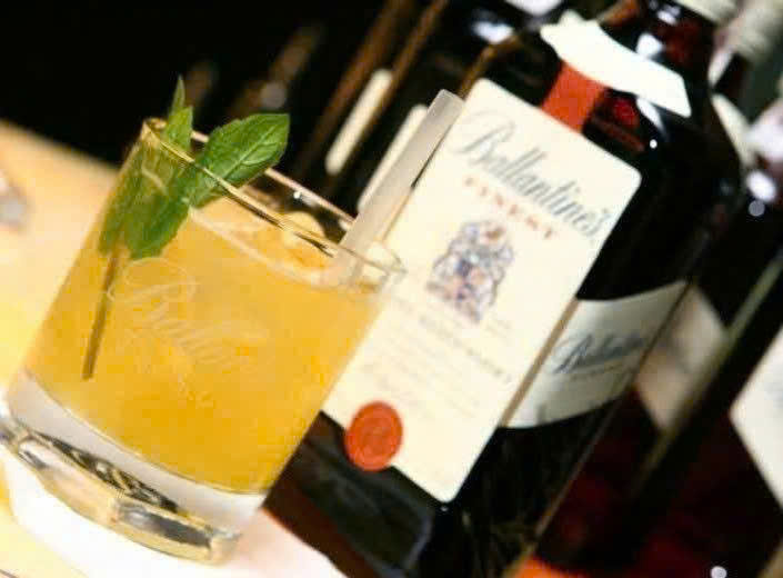 Dung-chuan-vi-voi-Ruou-Ballantines-Finest-3lit