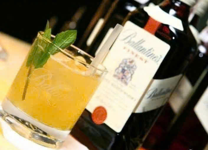 Dung-chuan-vi-voi-Ruou-Ballantines-Finest-70cl