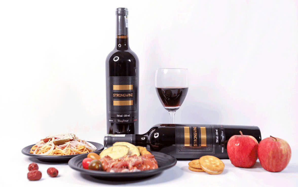 Dung-chuan-vi-voi-vang-sTrong-RED-WINE