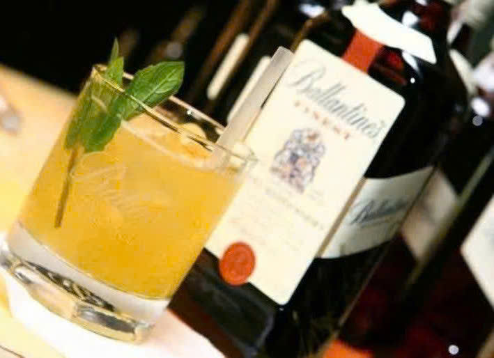 Dung-dieu-voi-Ballantines-Finest-2lit-moi