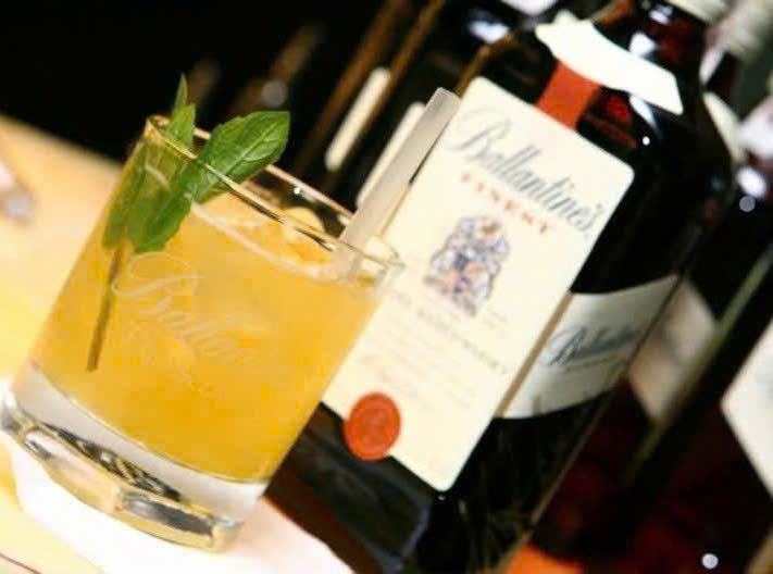 Dung-dieu-voi-Ballantines-Finest-3-lit-gia-re