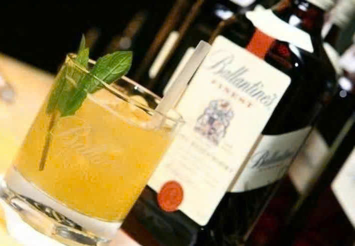 Dung-dieu-voi-Ballantines-Finest-gia-re