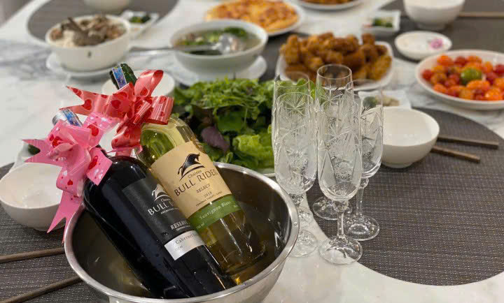 Dung-dieu-voi-Bull-rider-do-trang