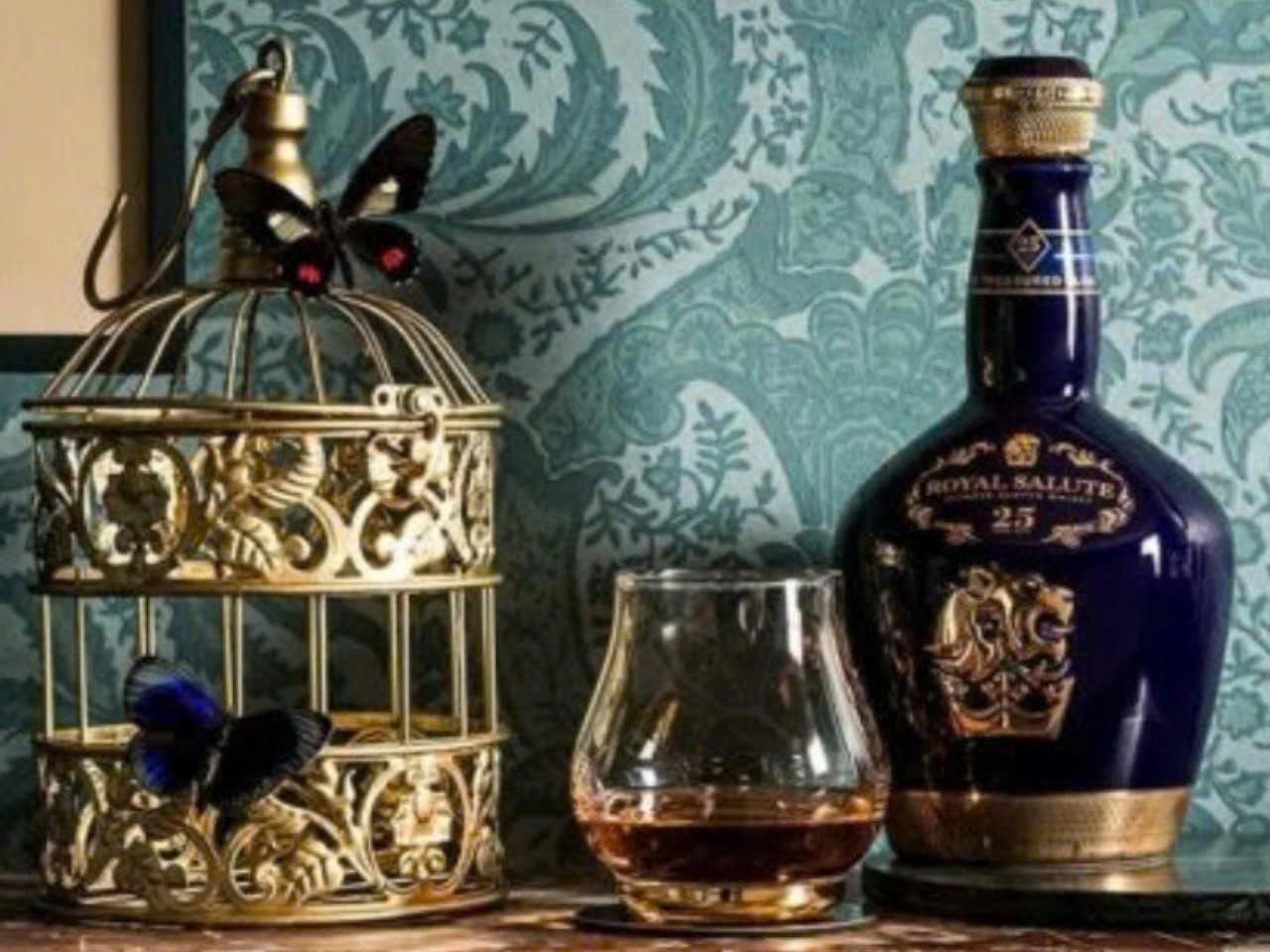 Dung-dieu-voi-Royal-Salute-25-YO