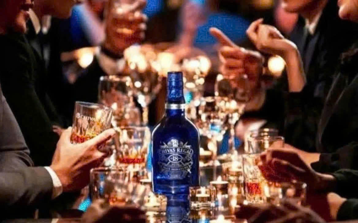 Dung-dieu-voi-chivas-18-blue-xanh-70-cl