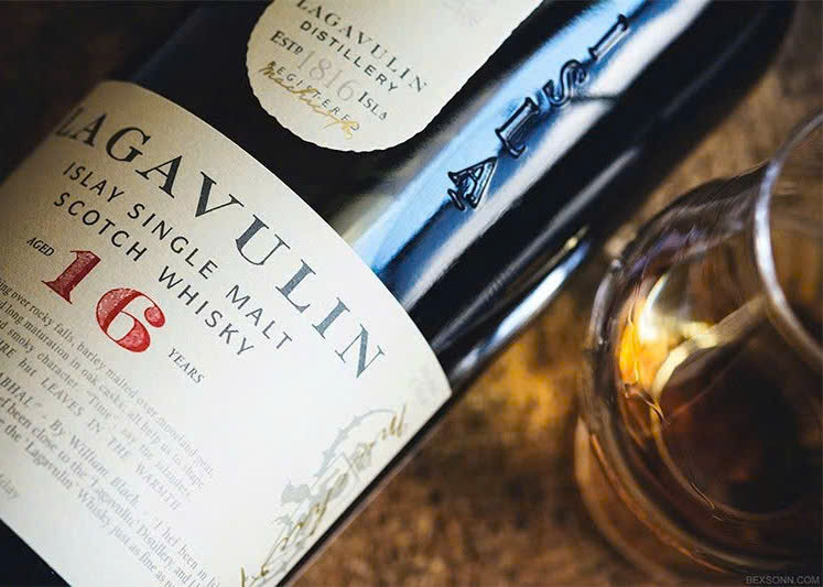 Dung-dieu-voi-lagavulin-16-700ml