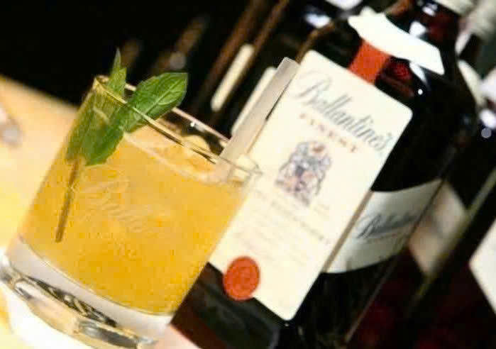Dung-dieu-voi-ruou-Ballantines-Finest