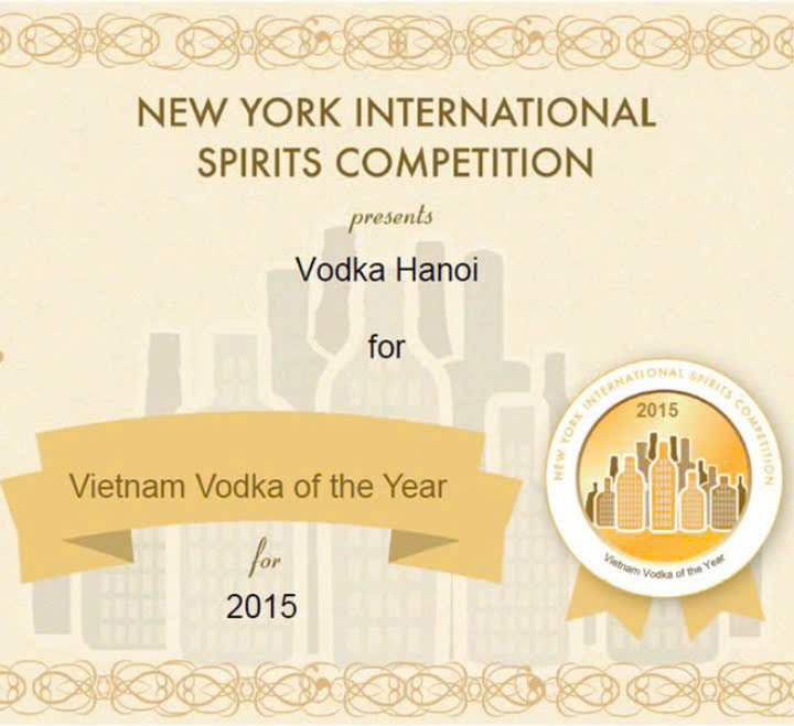 Giai-thuong-Quoc-Te-cho-VodKa-HNoi-xanh-700ml