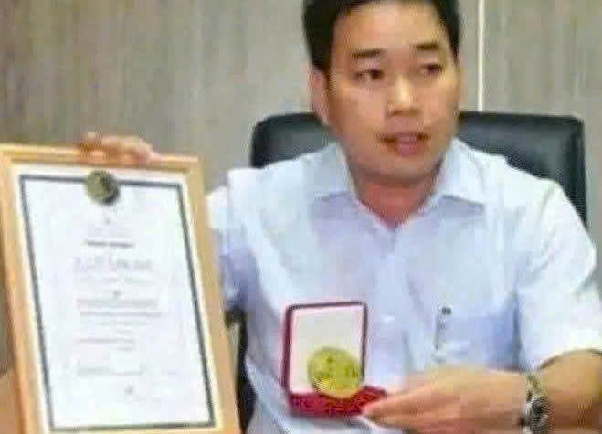 Giai-vang-Quoc-te-cho-chai-vodka-ca-sau-xanh