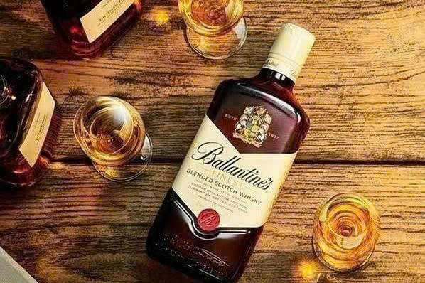 Gioi-thie-ballantines-finest-gia-re