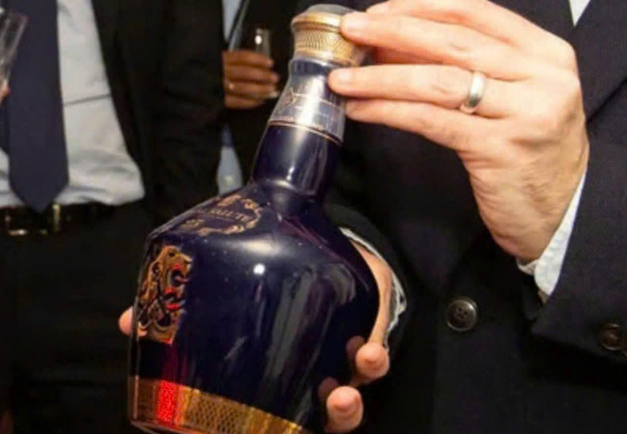 Gioi-thiei-chai-ruou-Chivas-25-kenh-Duty-Free