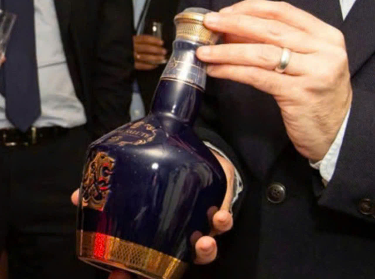 Gioi-thiei-chai-ruou-Chivas-25-nam