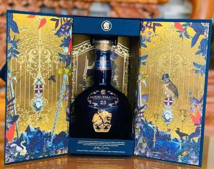 Gioi-thieu-Chivas-25-chai-su-royal-salute-25-moi