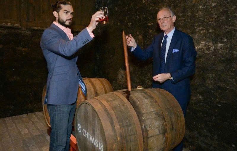 Jozef-and-Colin-Scott-kiem-tra-chat-luong-Blen-scotch-whisky