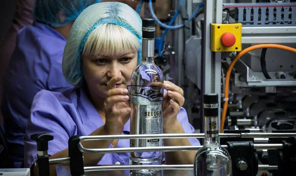 Kiem-tra-chat-luong-vodka-beluga-tai-Nga