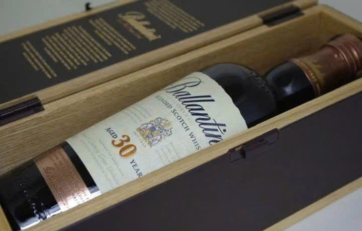 Mo-hop-ruou-Ballantines-30-nam