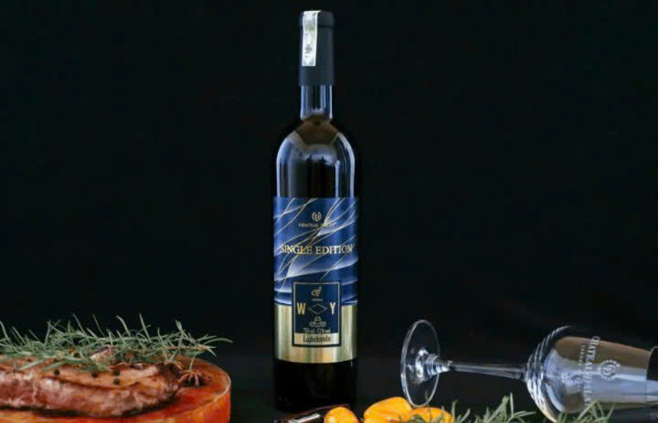 Mot-cach-thuong-thuc-Chateau-Dalat-Single-edition-Shirz-DO-750ml