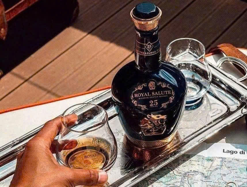 Mot-cach-thuong-thuc-Royal-Salute-Chivas-25-dung-chuan