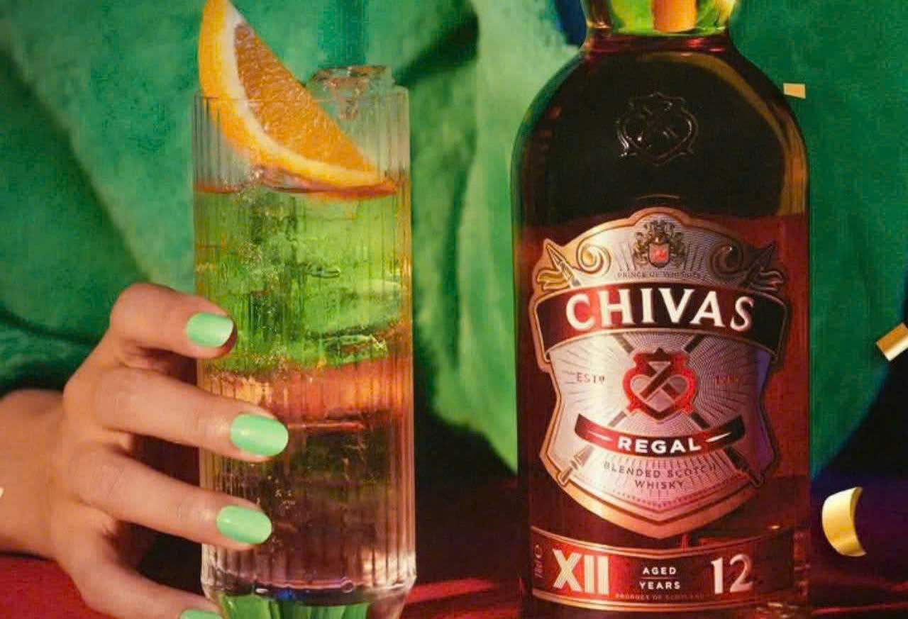 Mot-cach-thuong-thuc-chivas-12-YO-dung-cach