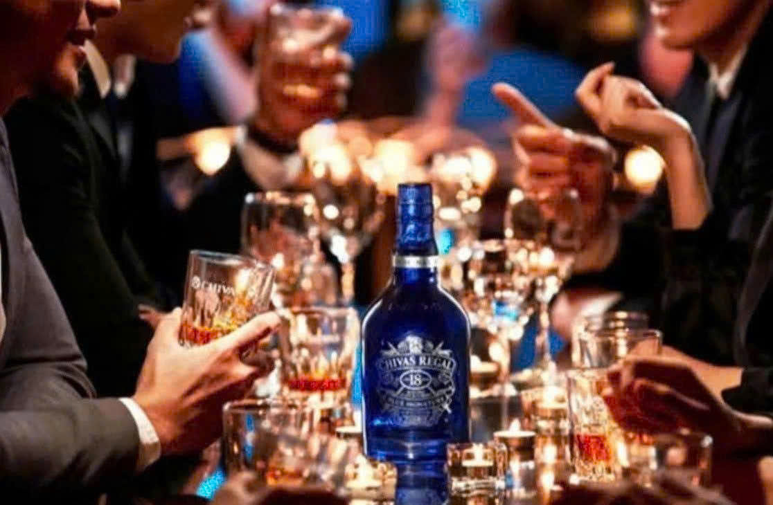 Mot-cach-thuong-thuc-chivas-18-blue-Xanh-70-cl