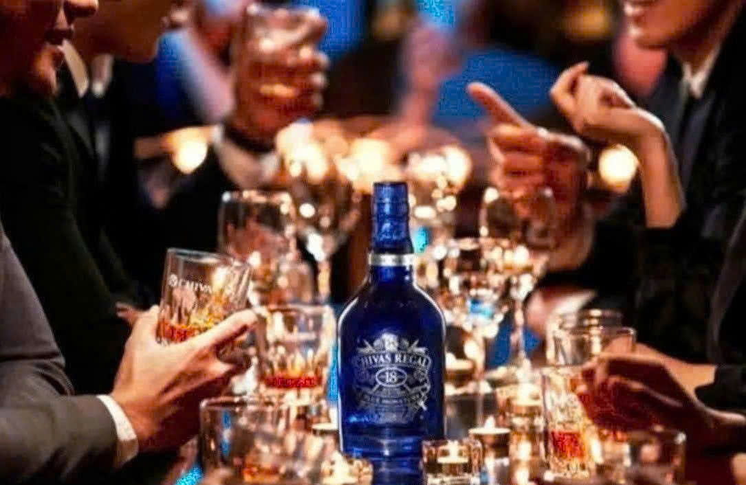 Mot-cach-thuong-thuc-chivas-Blue-18-Xanh-70-cl-moi