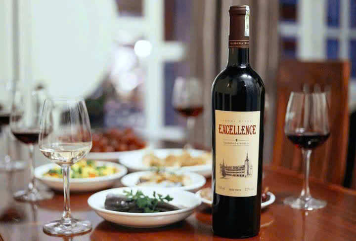 Mot-cach-thuong-thuc-vang-da-lat-Excellence-red-Wine