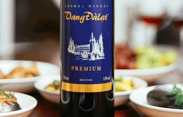 Mọt-cach-thuong-thuc-vang-da-lat-premium-750-ml
