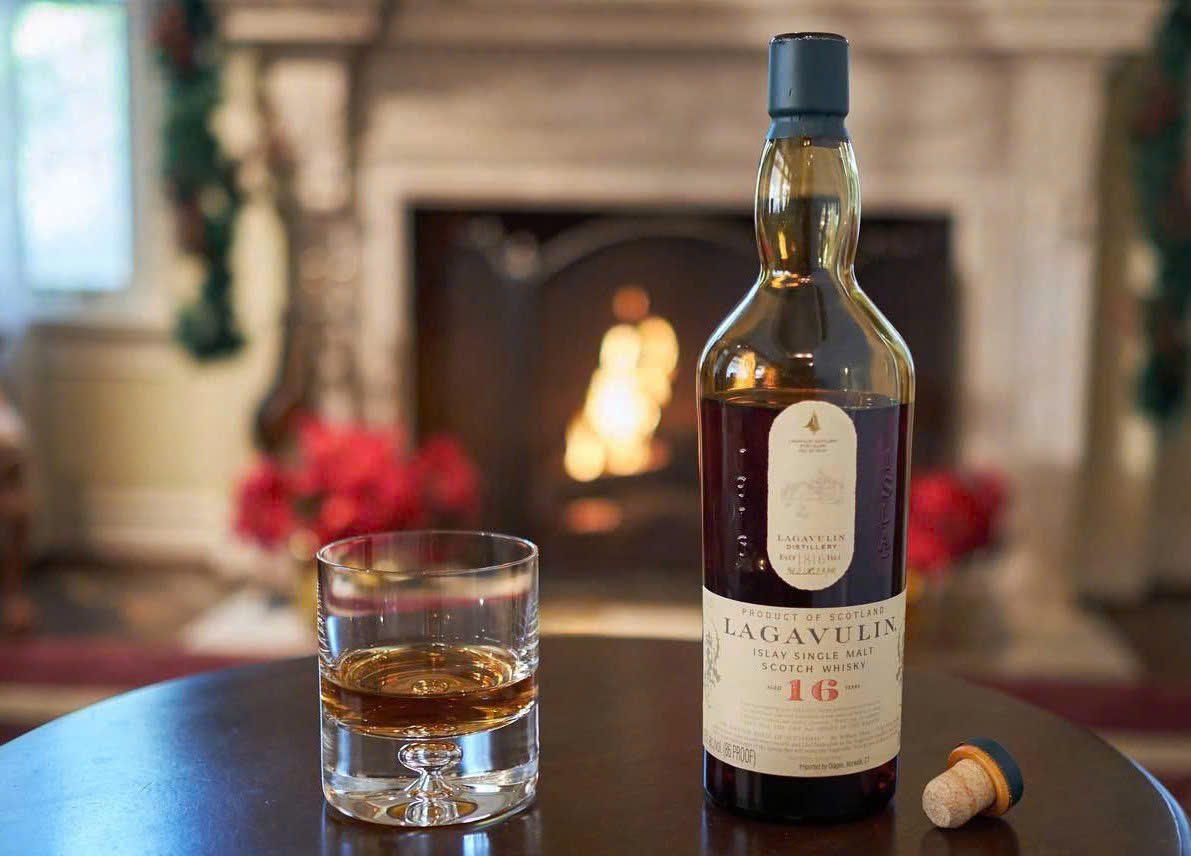Thuong-thuc-Lagavulin-16-YO