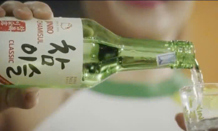 Thuong-thuc-jinro-soju-classic-moi-dung-vi