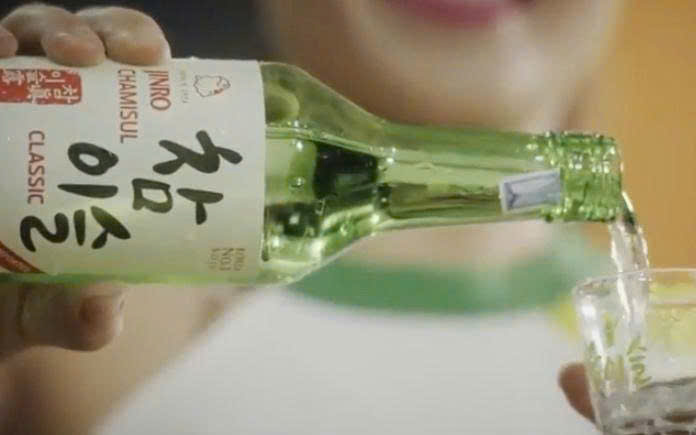 Thuong-thuc-jinro-soju-classic-moi