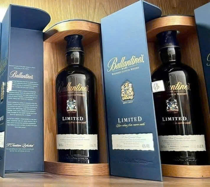 Trung-bay-Ballantines-Limited-700ml-gia-re