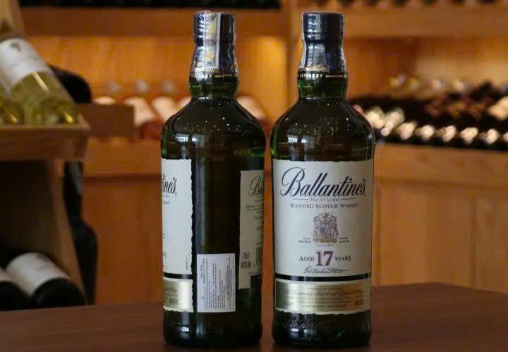Trung-bay-Ruou-Ballantines-17nam