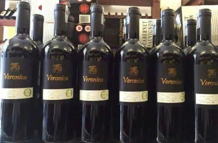 Trung-bay-Ruou-vang-ngot-veronica