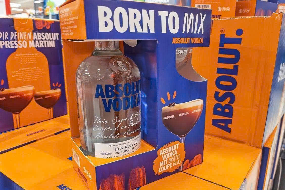 Trung-bay-Vodka-Absolut-700ml-gia-re