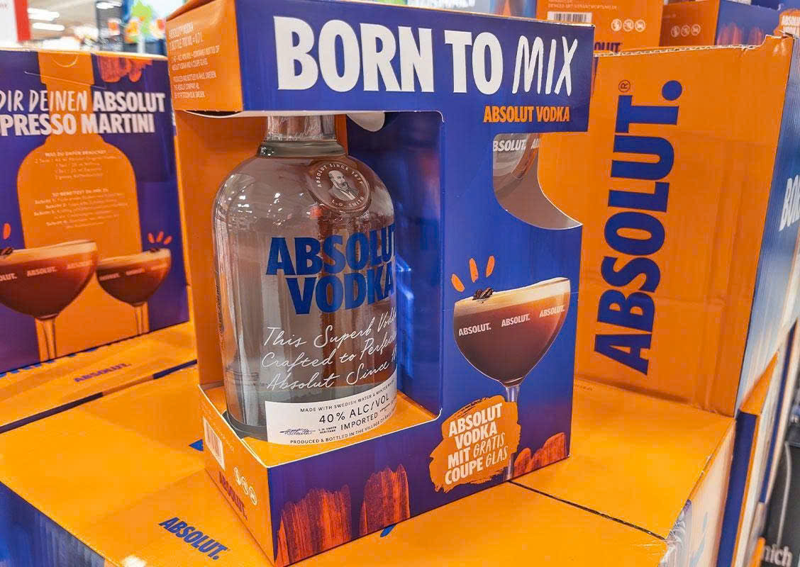 Trung-bay-Vodka-Absolut-700ml