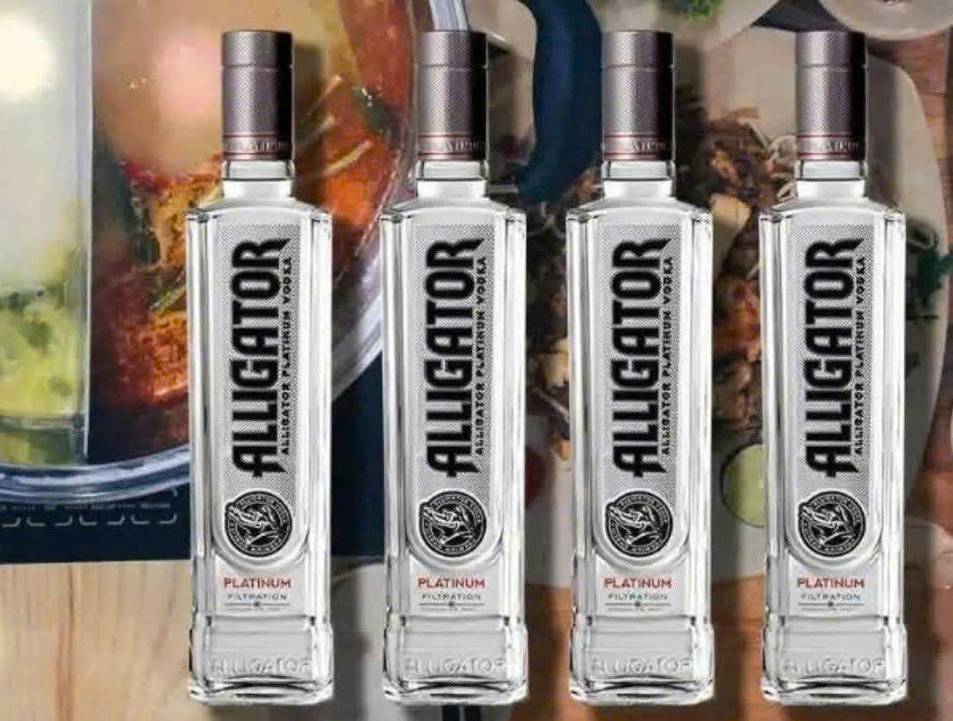 Trung-bay-Vodka-Ca-Sau-Den-500-ml-nhap-khau