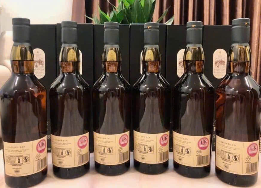 Trung-bay-Whisky-khoi-Lagavulin-16-YO-700ml-cua-dao-Isley