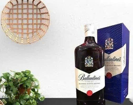Trung-bay-ballantines-Finest-2-lit-gia-re