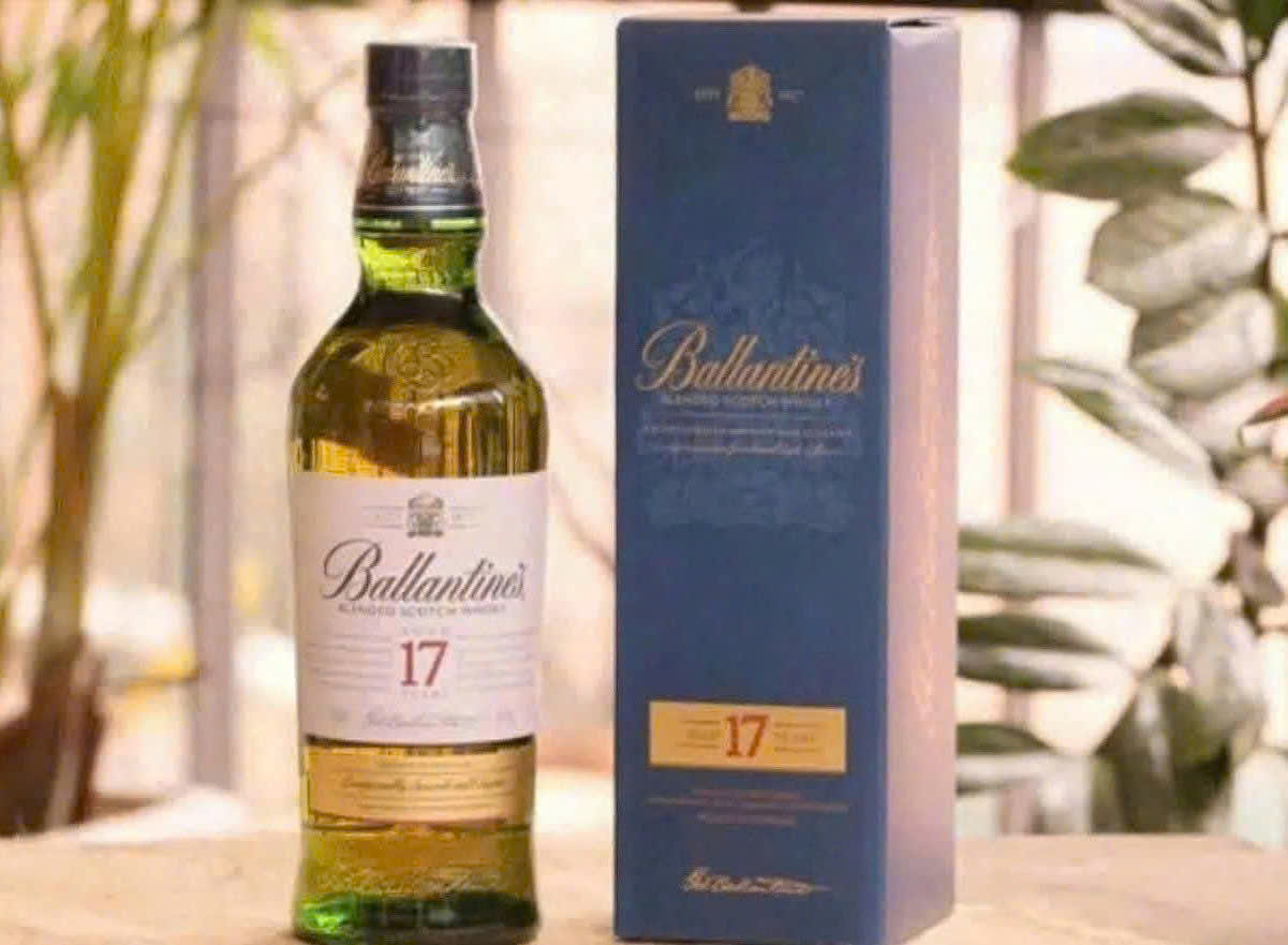 Trung-bay-mau-Ballantines-17-Year-Old