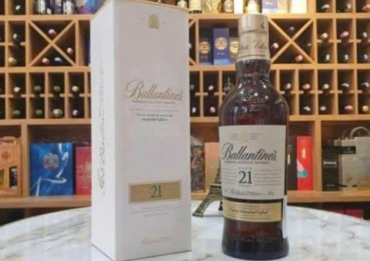 Trung-bay-mau-Ballantines-21-nam