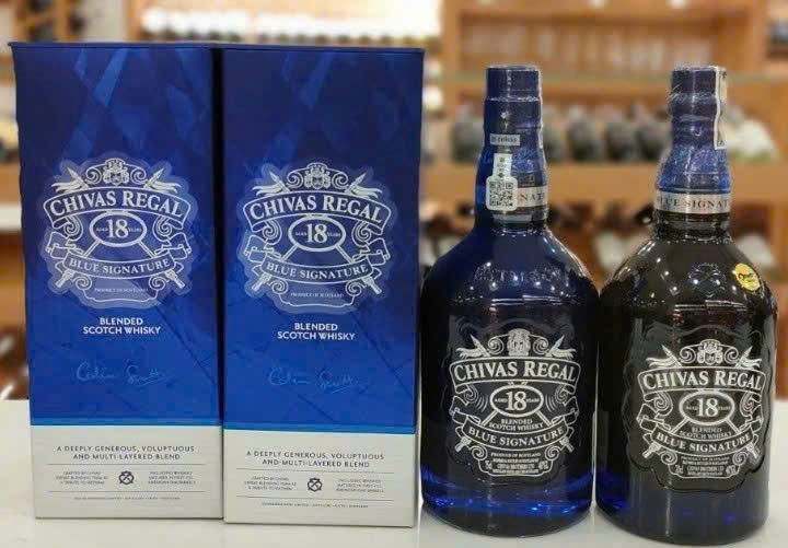 Trung-bay-mau-Chivas-18-Blue-70cl