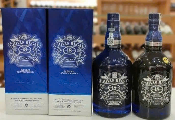 Trung-bay-mau-Chivas-18-Blue-xanh