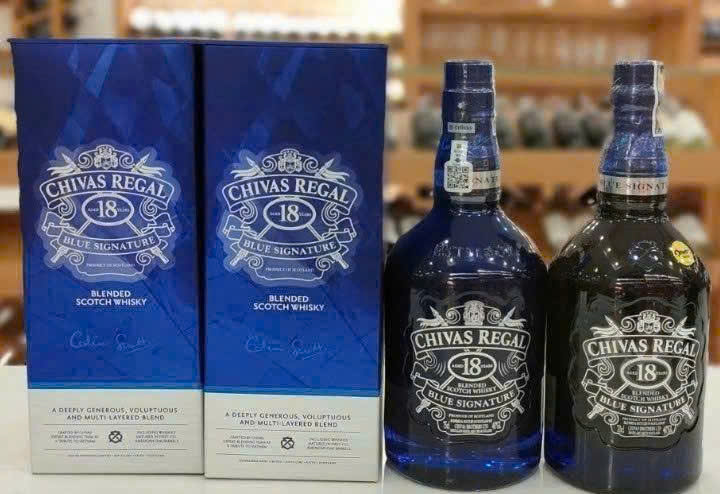 Trung-bay-mau-moi-Chivas-18-Blue-70cl