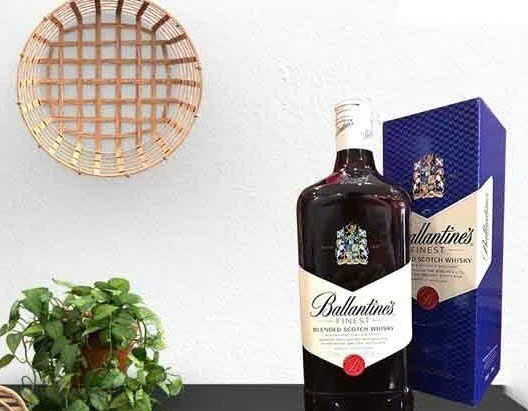 Trung-bay-ruou-ballantines-2-lit-gia-re