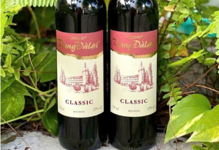 Trung-bay-vang-da-lat-classic-Red-Wine-750ml-moi-cua-LADOFOODS
