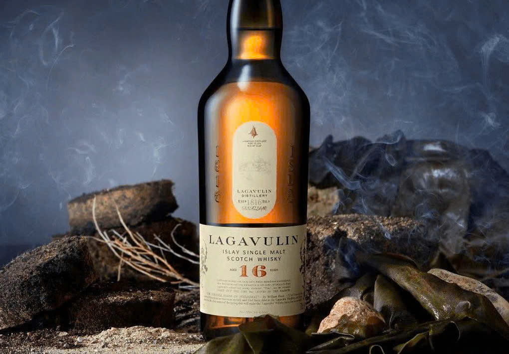Whisky-khoi-Lagavulin-16-700ml-cua-dao-Isley
