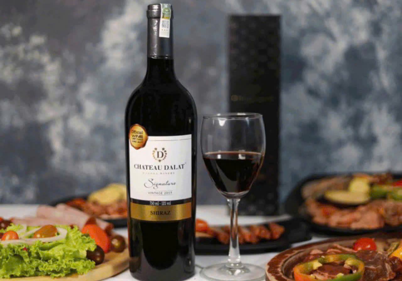 cach-thuong-thuc-Chateau-dalat-signature-Shiraz-voi-mon-an-VN