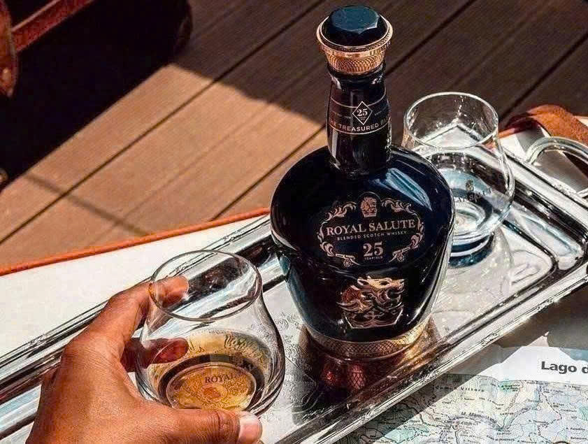 cach-thuong-thuc-Royal-Salute-Chivas-25-YO