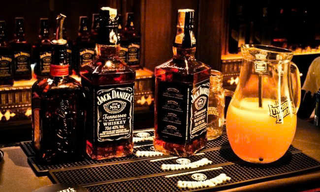 cach-thuong-thuc-jack-daniel-No7-dung-chuan