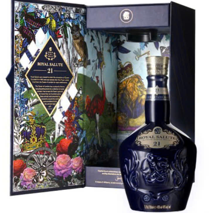 chivas--21-royal-salute-21-YO-khi-mo-hop-qua